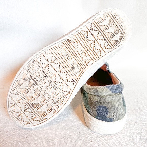 Girls Art Class Camo Embroidered Rose Sneaker - Picture 4 of 4